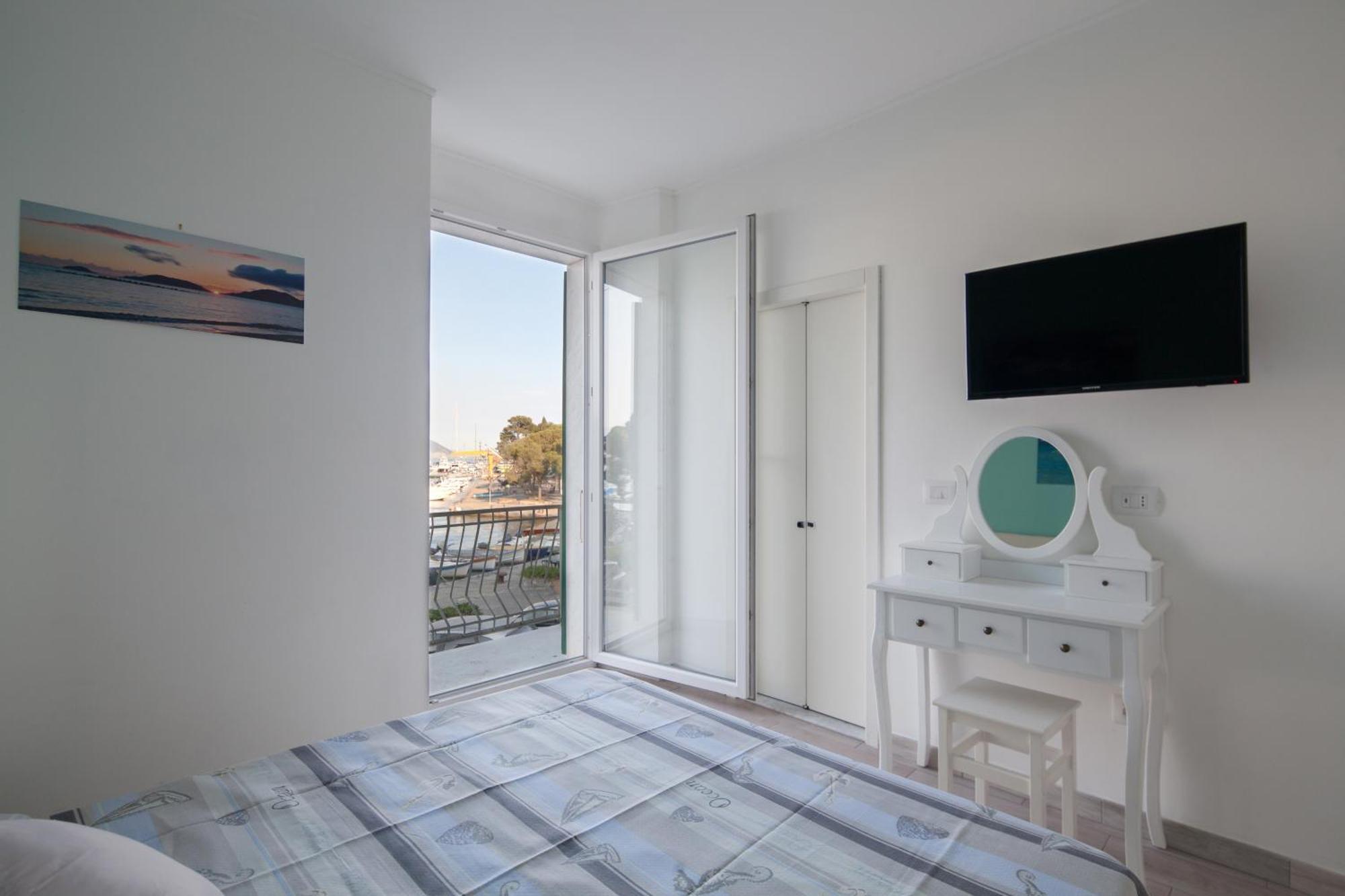 Fezzano / Portovenere Stilish Double Rooms With Sea View, Balcony Or Small Courtyard ภายนอก รูปภาพ